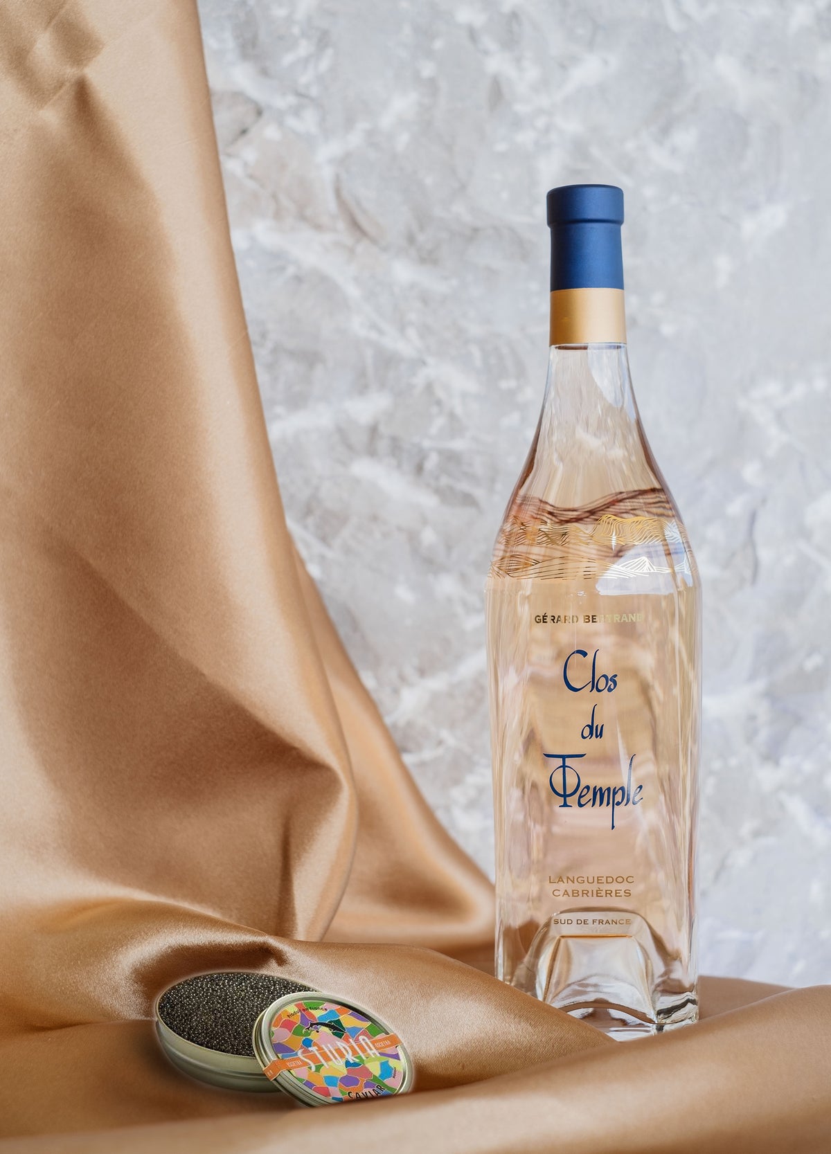 Prestige aanbieding Clos du Temple 2023 in zijn etui en een doos kaviaar van Sturia - Gérard Bertrand 