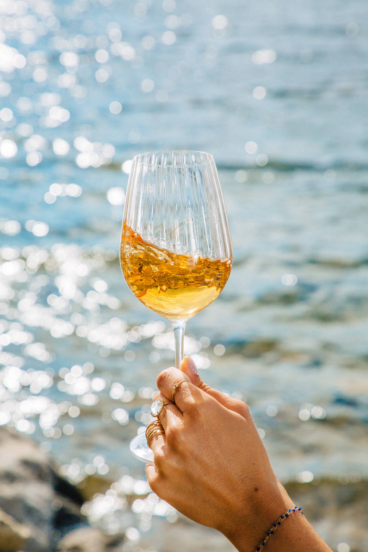 Glas oranje wijn
